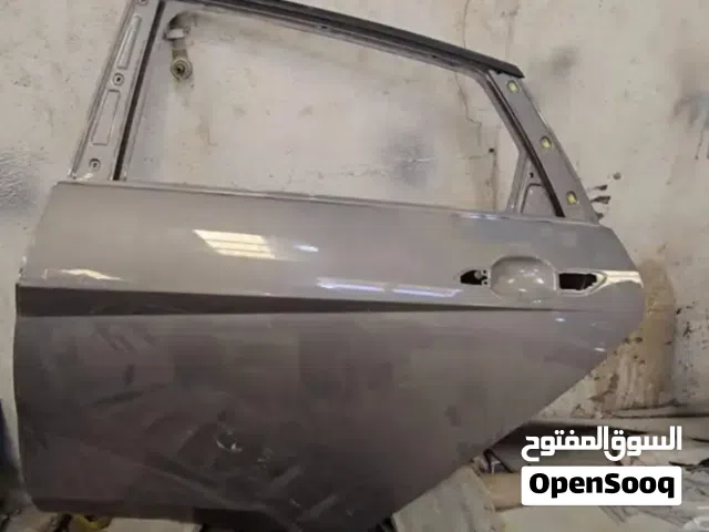 باب النترا خلفي يسار  2024وباب النترا 2022امامي رمادي يمين   وشبك النترا معا القطعه السودا في النص