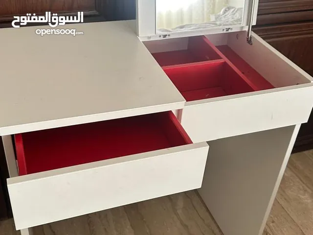 Vanity desk with mirror طاولة مكياج مع مرايا