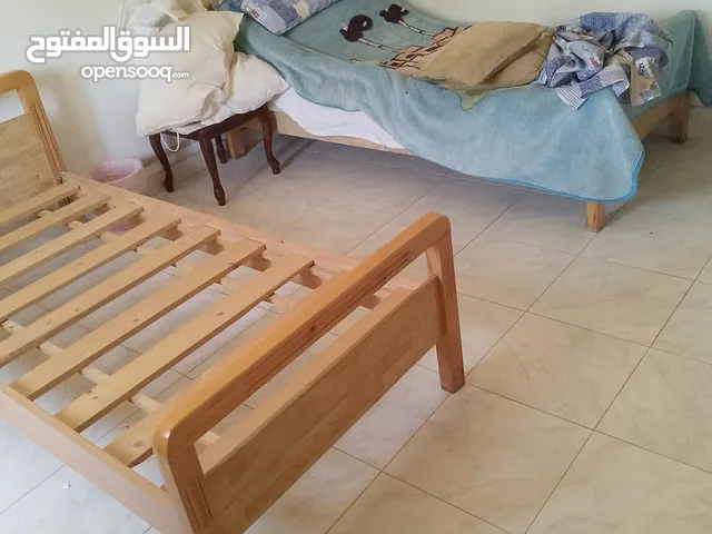 سرير عدد 2 مستعمل حشب زان بحالة جيدة جدا مع فرشات للبيع