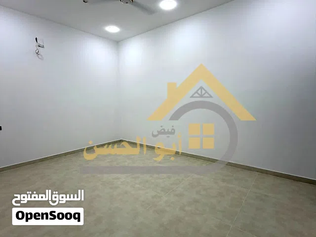 شقة سكنية ارضية حديثة للايجار منطقة الاكوات (3) .(1)