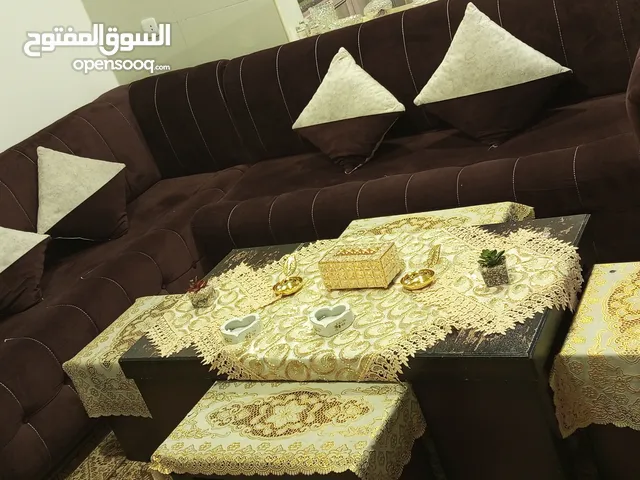 طقم كنب كونور مع طاولات خشب بحالة جيدة