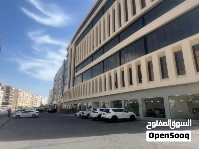 مكتب تجاري للبيع في بوشر موجر عائد 8٪