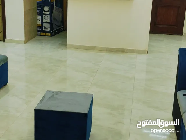 شقه للايجار مفروشه غرفتين نوم وريشبسن وحمامين ومطبخ مفرش جديد ارضى بجاردن جانبى مفروشه فرش جديد بواب