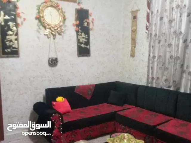 طقم كنب نظيف مع فرشه تخت مزوج مع برادي