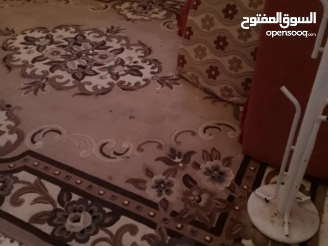 علاق ملابس وبساط عجمي مع بعض مكاني وادي الربيع