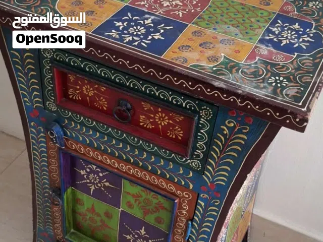 خزانة خشبية يدوياً بألوان تراثية