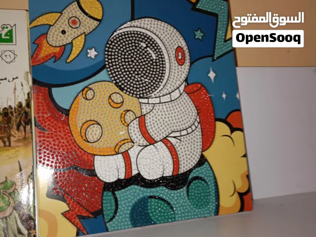 لوحه من ألوان متعددة كثيره ولمعانها الساطع والألوان الطبيعية