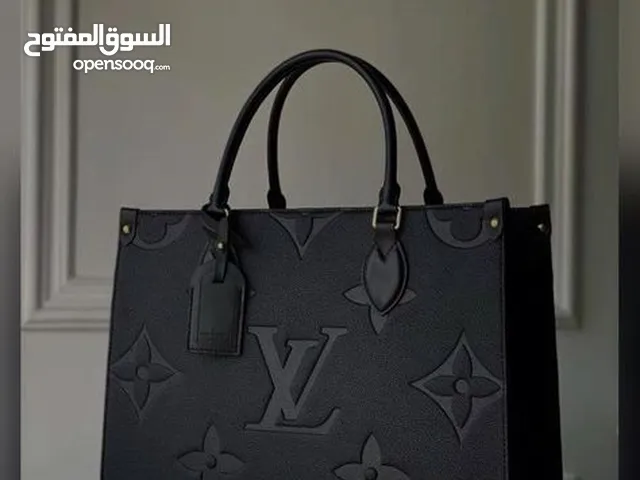 شنطة يد فاخرة بتصميم أنيق شنطة بلون خمري داكن ولمسة راقية من المقابض البيضاء، مصنوعة من جلد عالي