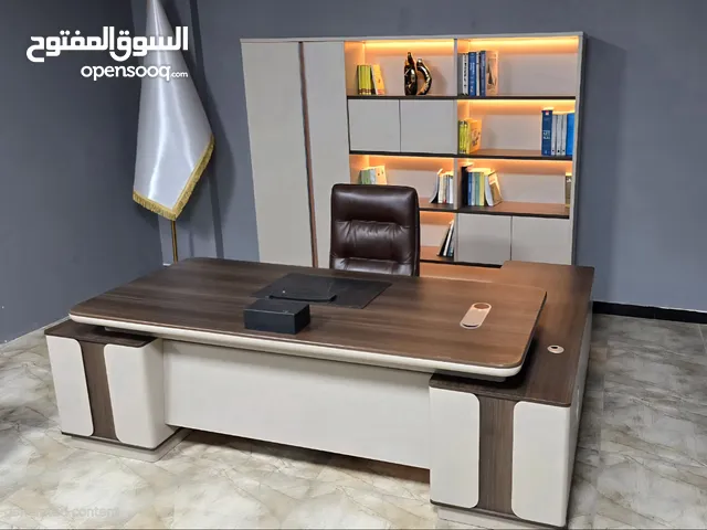مكتب إداري فخم مع المكتبة