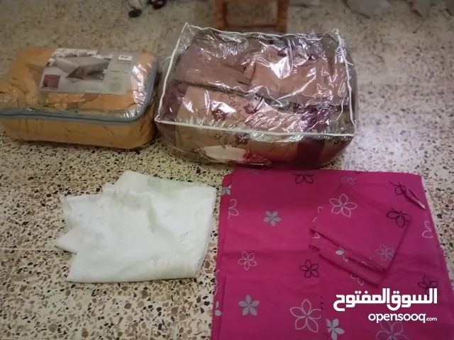 عدد اءثنان ورغتنات اءسبانيا الصنع زوجيات كوبيرتة سرير بالوساءد ومفرش طاولة راقى جدا ..وفى حالة جيدة