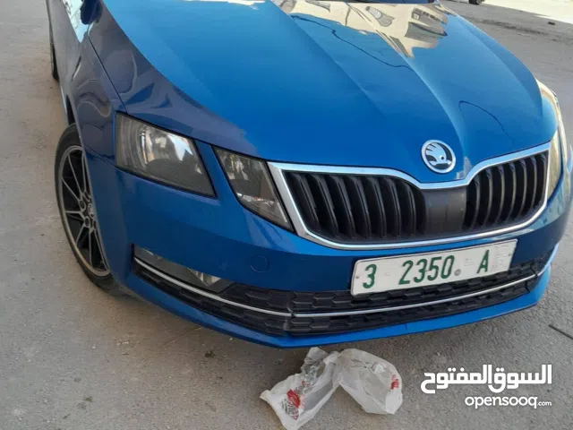 #سكودا اكتافيا 2015 جير عادي 1600 تيربوا  شاشة كشافات لد معدله مطور جديد  اصل عمومي إستخدام مكتب ما