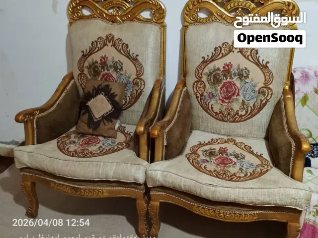 صالون كنبتين وحدة كبيرة وحدة اصغيرة وكرسيين وطاولة