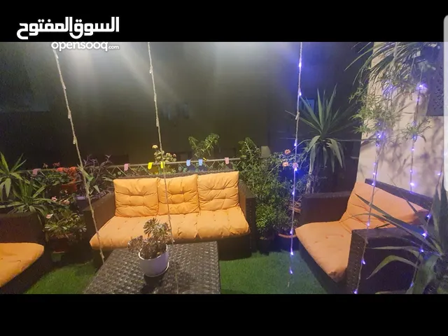 طقم راتان خمس مقاعد وطربيزة للبيع بحاله ممتازة