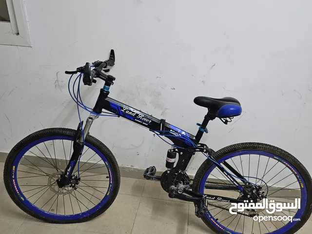 دراجة هوائية مستعمله بحالة جيدة و جديدة اللون ازرق و اسود و مزود بمساعدات خلفيه قويه