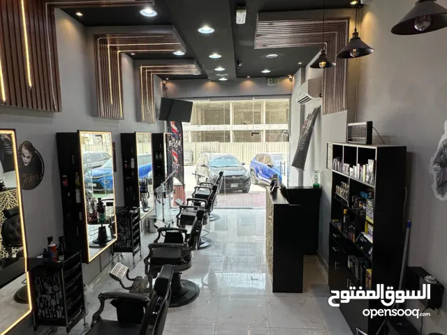 صالون حلاقة رجالي مجهز بالكامل للبيع