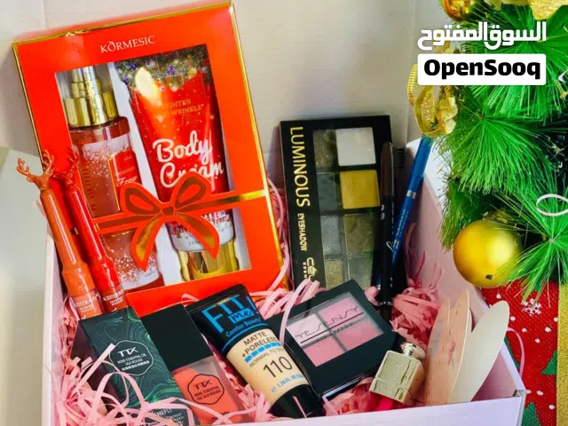 بوكس هدية رأس السنة الميلادية بشكل جميل جدا متكون من عدة قطع جميلة