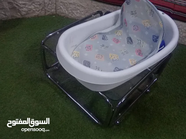 بني اطفال مع طاولته وفرشته بحاله