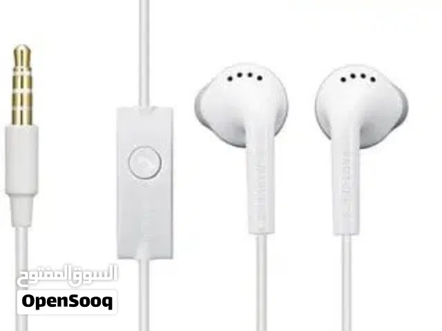 سماعات Samsung الإصدار الأول مميزاتها جودة الصوت عزل الضوضاء التحكم المدمج الميكرفون والتصميم المريح