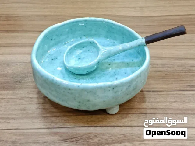 أطباق خزفية مصنوعة يدوياً