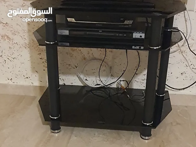 طاولة تلفزيون زجاج لون اسود للبيع