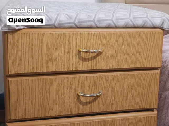 طاولة جانبية للسرير