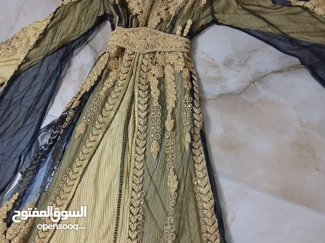 قفطان اسود وذهبي