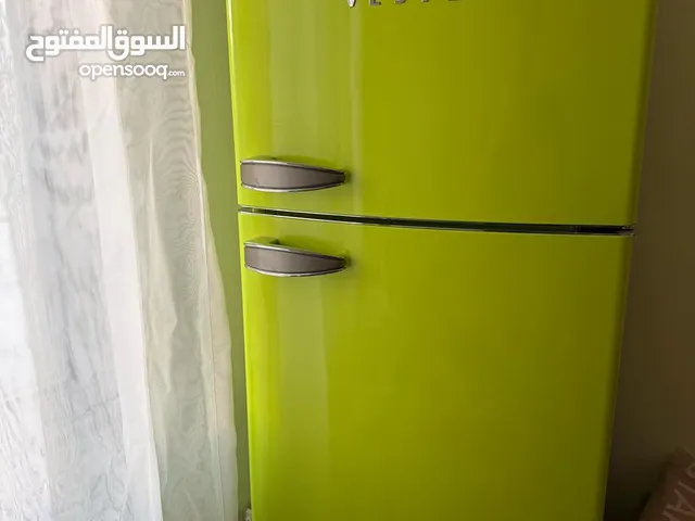 ثلاجة فيستل التركية بشكل كلاسيك مستعملة كالجديدة باللون الأخضر الفسفوري Vestel