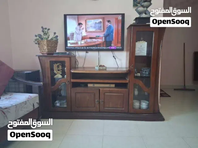 بوفيه تلفزيون بحالة متوسطة  السعر قابل للتفاوض