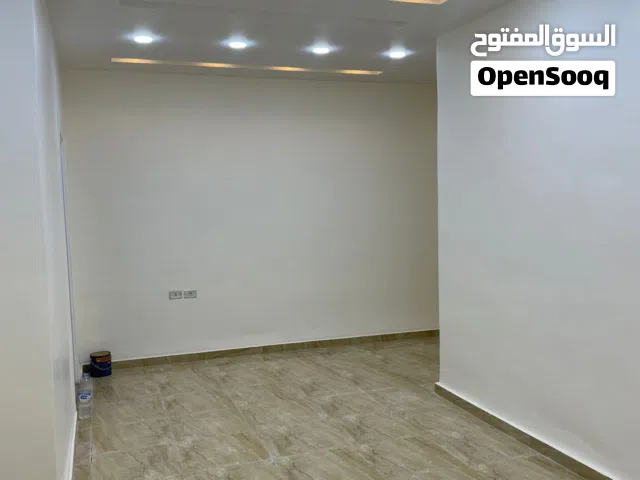 شقه سكنيه طابق ارضي المدينه الرياضيه للبيع مع حدبقه