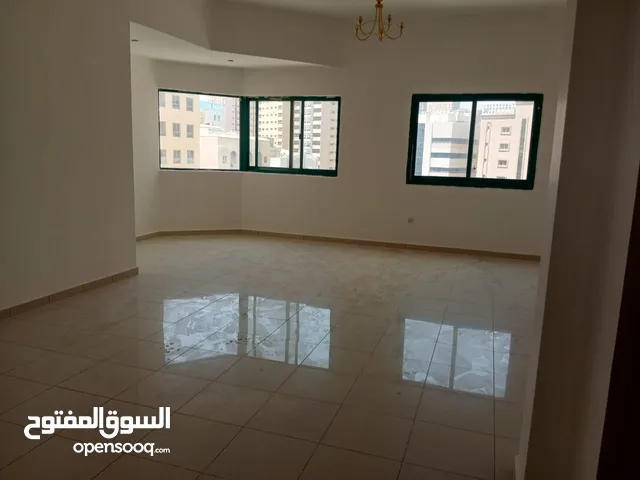 (محمود سعد )ثلاث غرف وصالة  وغرفة خادمة  تكييف على المالك شهر مجاني بلكون خزائن في الحايط