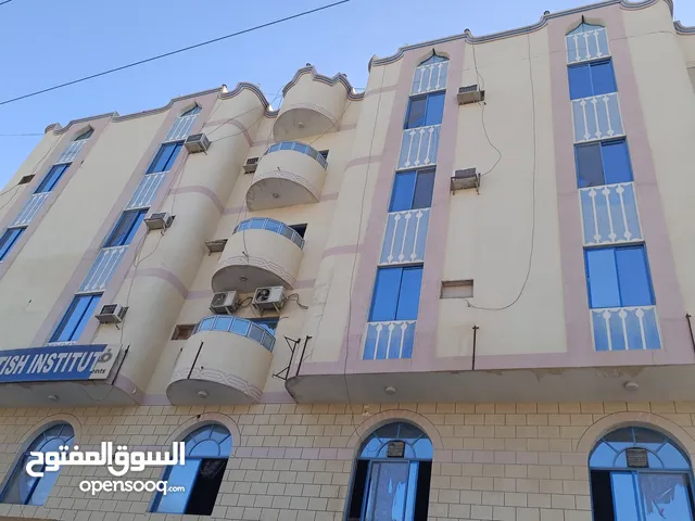 فندق سياحي للبيع مكون من 27 جناح و8 قاعات و4 فتحات محلات تجارية وحوش وموقف سيارات في قلب مدينة سيئون