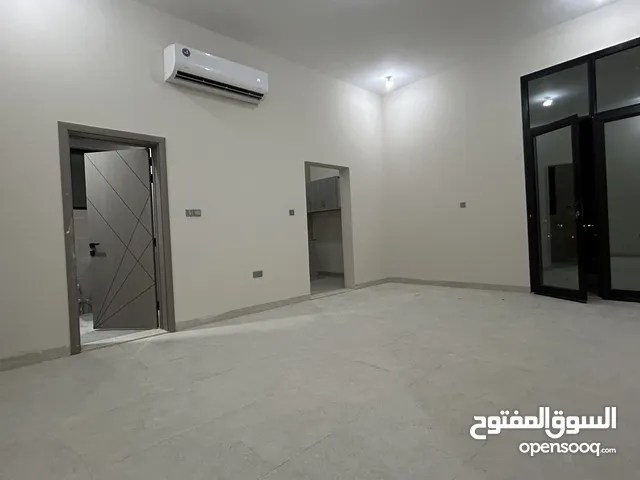 غرفة وصالة في الرياض مع بلكونة للإيجار أول ساكن