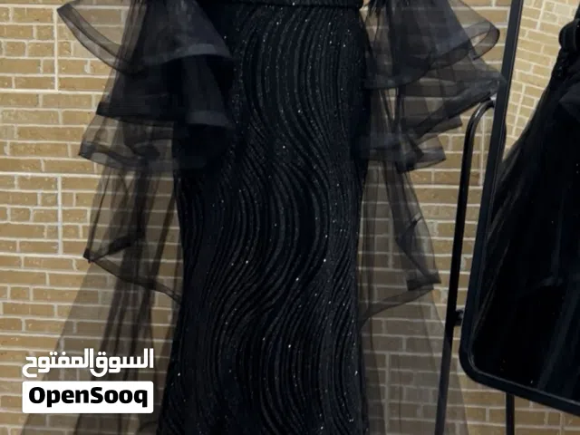 فستان  راقی وفخم، مرصع بالكامل بالأحجار