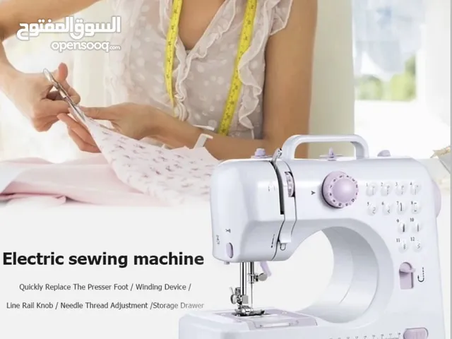 ماكينة خياطة صغيرة قوية بنظام أمريكي متعددة الوظائف إلى الخياطة البسيطة والمتوسطة تعمل بالكهرباء.
