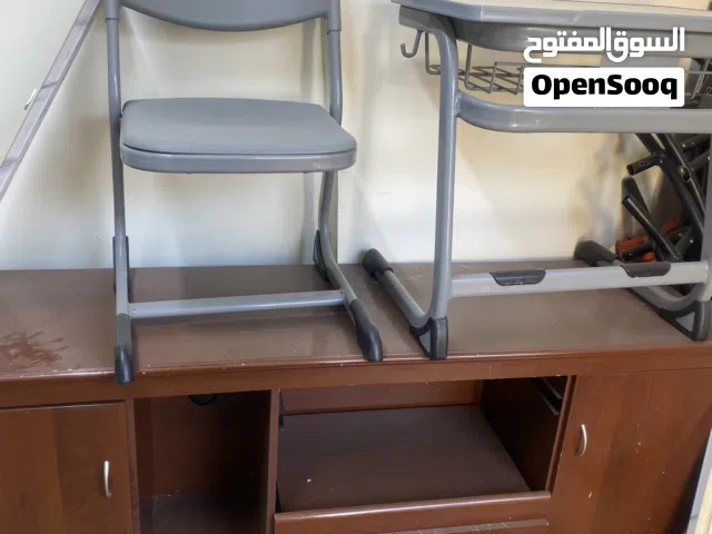 طاولة مع كرسيها.  وطاوله تلفزيون