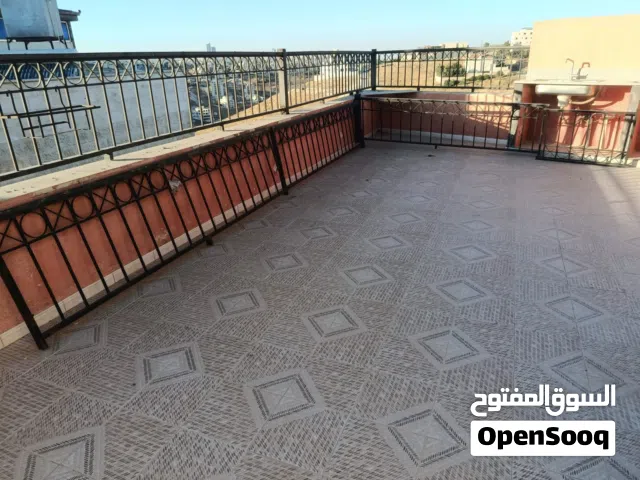 درابزين حديد في حاله جيده جداً وتصميم جميل وأمن للبرندات والاسطح او ديكور طوله ما بين 10 إلى 13 متر