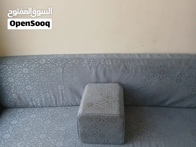 للبيع جلسة أرضية مستعملة مع مسند بحالة مقبولة (تحتاج تنظيف بسيط). على السوم والصور واضحه وتساب 40د.ك