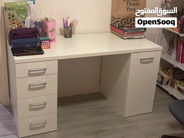 مكتب مع كرسي من أبيات استعمال نظيف تم شراءه من قبل 3 اشهر