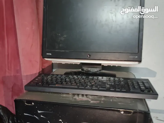كمبيوتر مع اغراضه ماوس وكيبورد