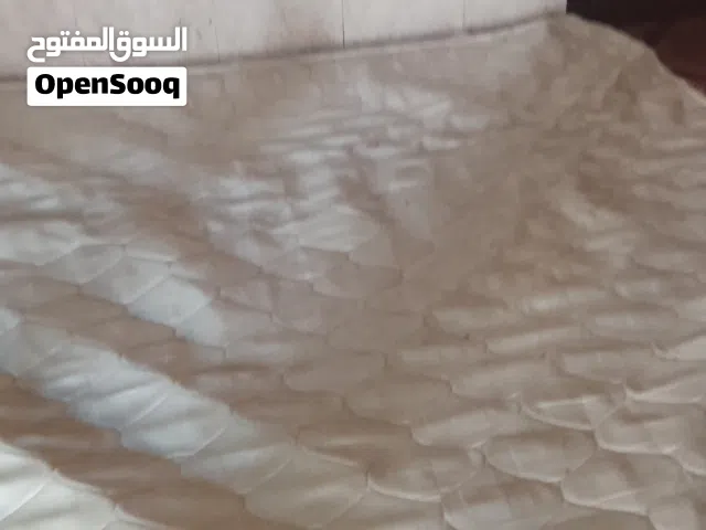 سرير خشب كبير