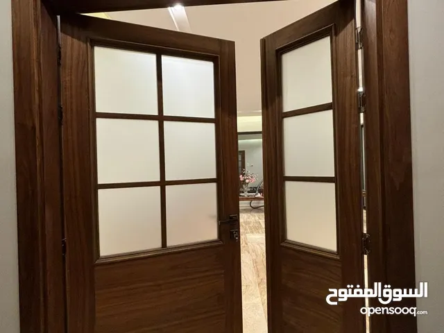 باب صالون داخلي في حالة ممتازه بدون حلق