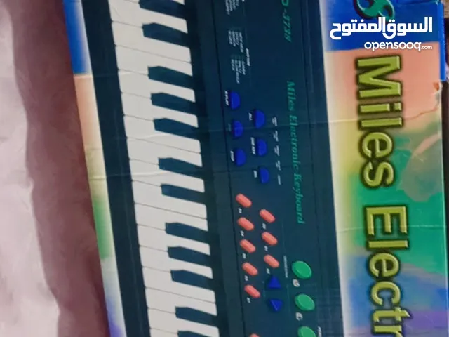 البيانو جديد وكبير ع الكهرباو ع البطاريات لم يستعمل والبيع 10دنانير فقط