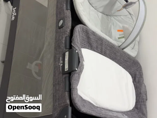 سرير أطفال معه دورفه تشتغل ع الكهربا