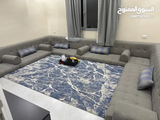 جلسه نظيفه جدا مع الزوليه والطاوله