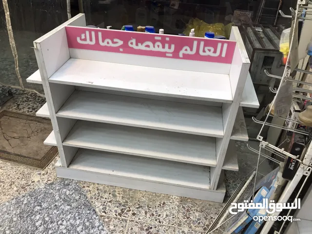 عارضة مواد تجميل بيضاء الوان اربعة طوابق من كل جهات. بحاله جيده