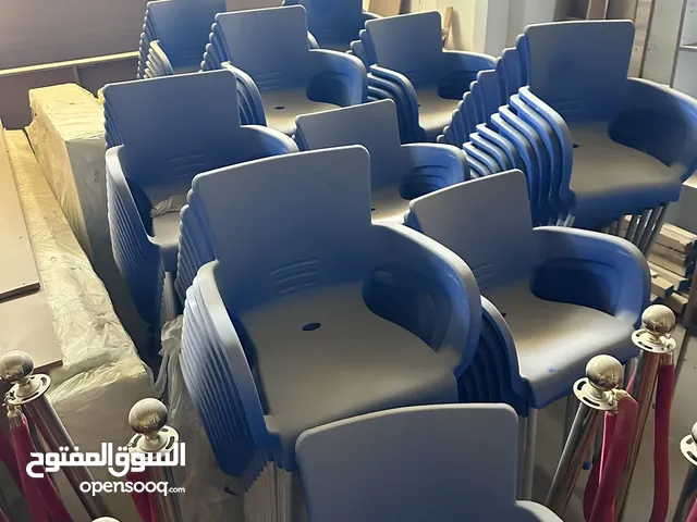 50 طاولة و100 كرسي بلاستيك للبيع