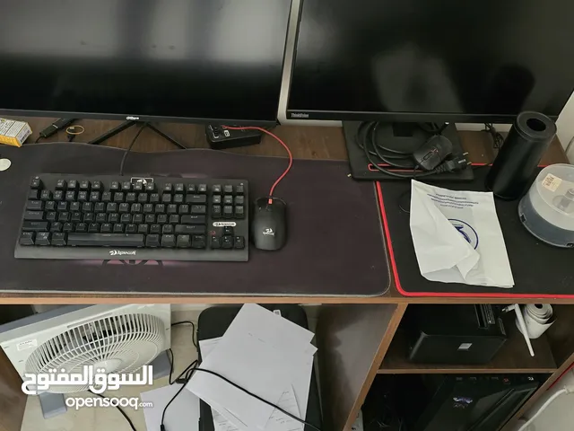طاولة كومبيوتر