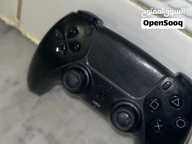 يد بلايستيشن 5 (PS5 DualSense) أصلية باللون الأسود - تحتاج إصلاح بسيط