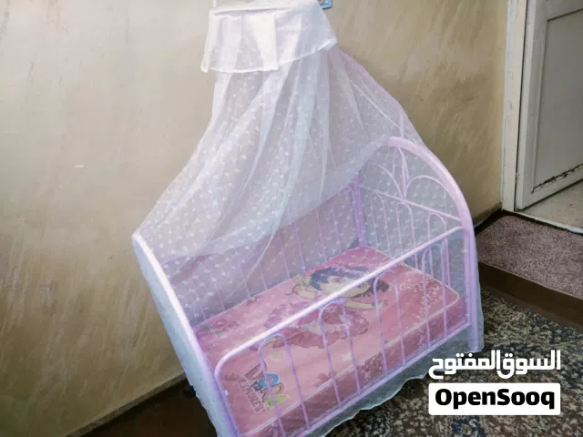 تخت حديد متحرك مع فرشة بحالة جيدة