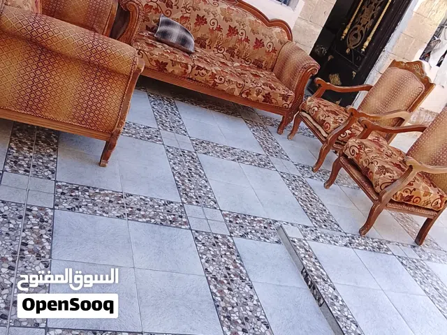 طقم كنب 7 / مقاعد بحالة جيدة للبيع بسعر مغري